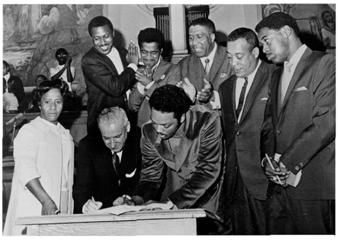 GoldenLegacy-AandP-signing-med